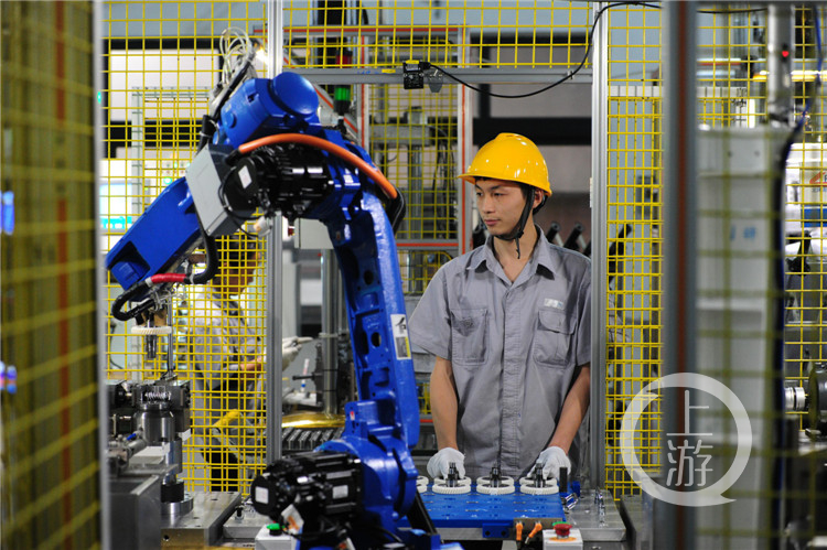 53c54d432298122ebc3006a10faa33d1.jpg 龍潤公司,技術人員正在操作機器人。(曾清(5207670)-20200915094427_極速看圖.jpg