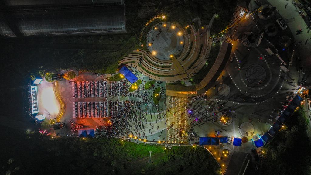 游客們齊聚一堂，享受美食和音樂盛宴