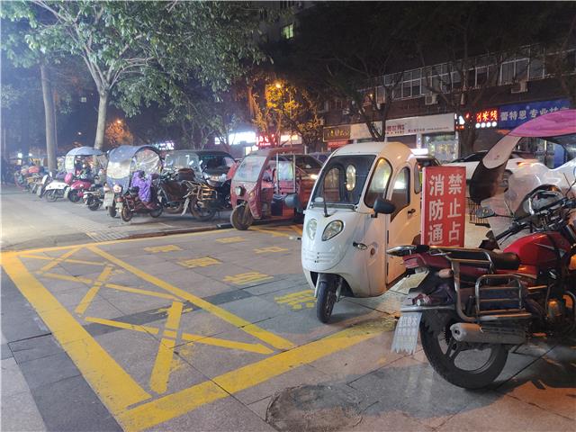 5月2日晚，上海城附近消防通道被非法占用2.jpg
