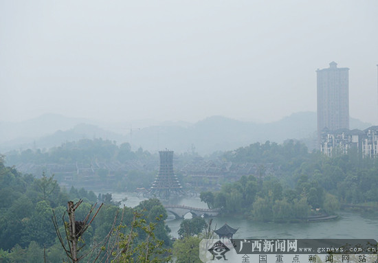網(wǎng)媒記者走進璧山秀湖公園 煙雨朦朧美如畫