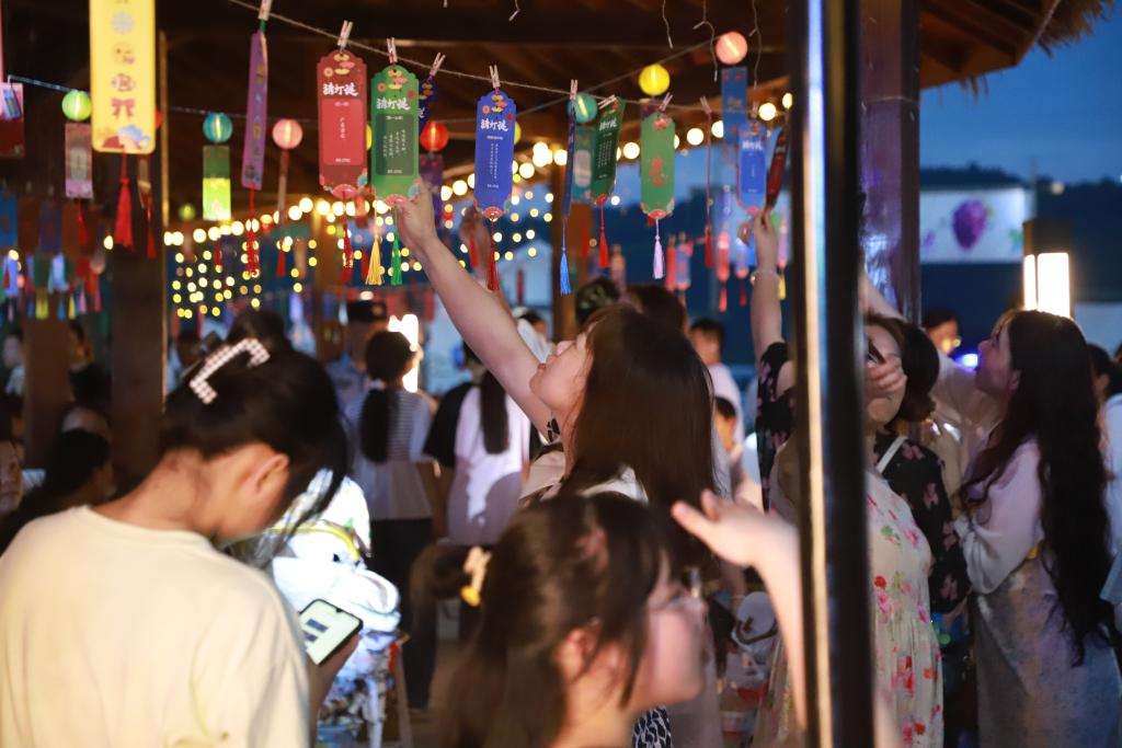 游客正在游園會中猜燈謎