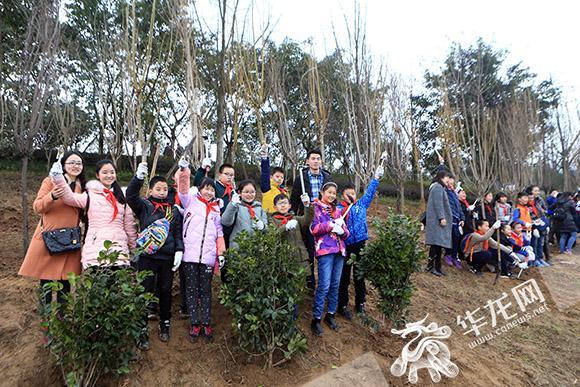 7、參與植樹的市民和剛種植的樹合影留念。記者 李文科 攝.jpg