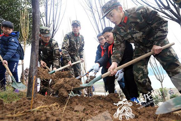 5、武警官兵和學生一起植樹。記者 李文科 攝.jpg