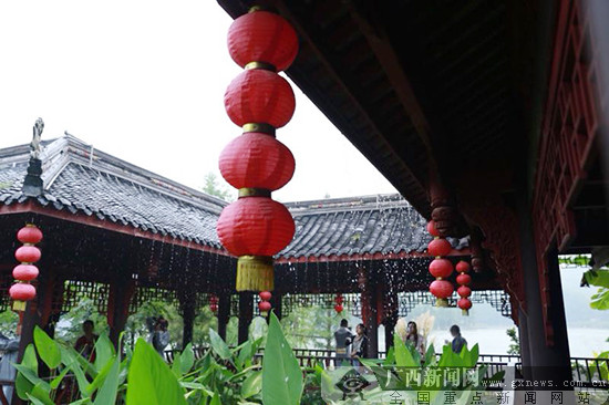 網(wǎng)媒記者走進璧山秀湖公園 煙雨朦朧美如畫