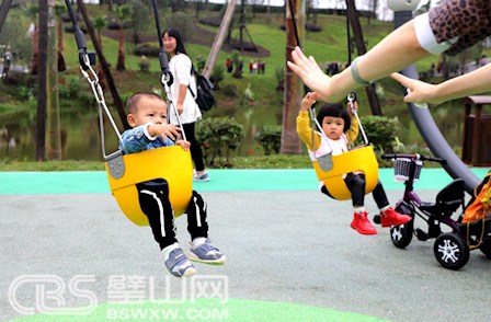 秋千島上快樂玩耍