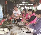 七塘鎮 代表進院落包粽子共迎端午節