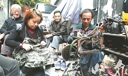 “修鞋夫妻”二十年堅守 誠信經營贏口碑