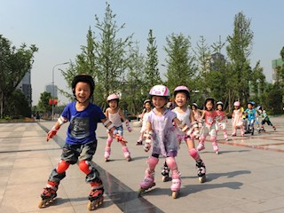 城市廣場成了孩子們活動的好場所